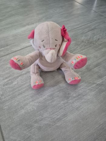 Peluche éléphant  noukies  à musique