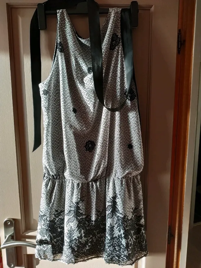 Robe avec ceinture noire 40