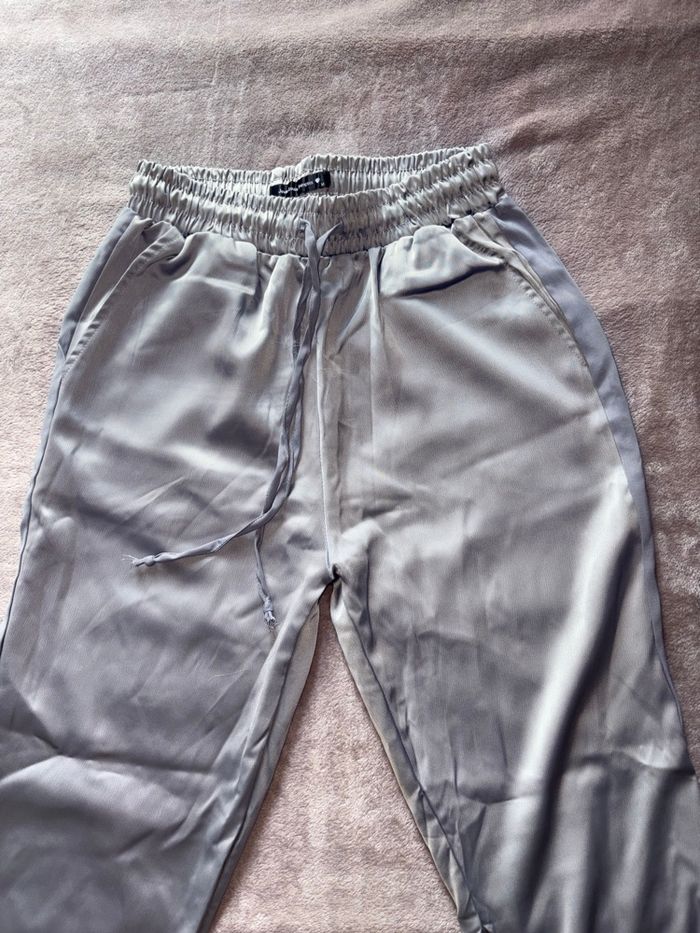 Pantalon gris argenté femme Jean Louis François taille M en très bon état. Effet satiné - photo numéro 5