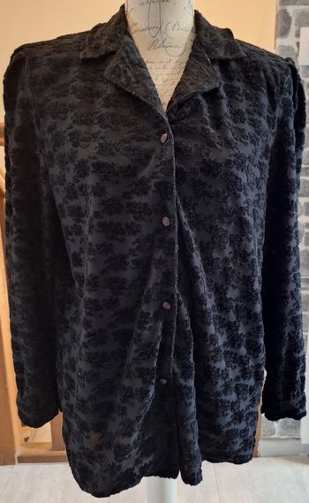 Chemise vintage transparente noire au tissu texturé