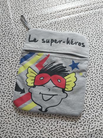 Pochette “Le super-héros” DPAM – gris coloré