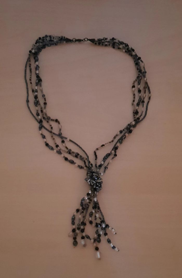 Collier en perles noires, grises et transparentes