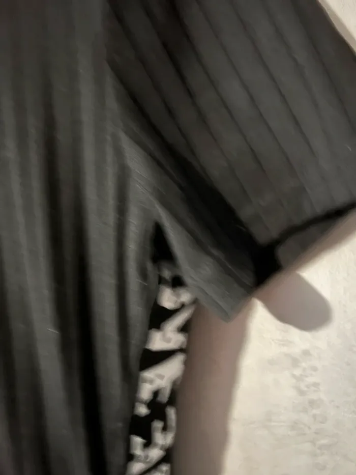 Robe moulante noir avec écriture sur les côtés - photo numéro 3