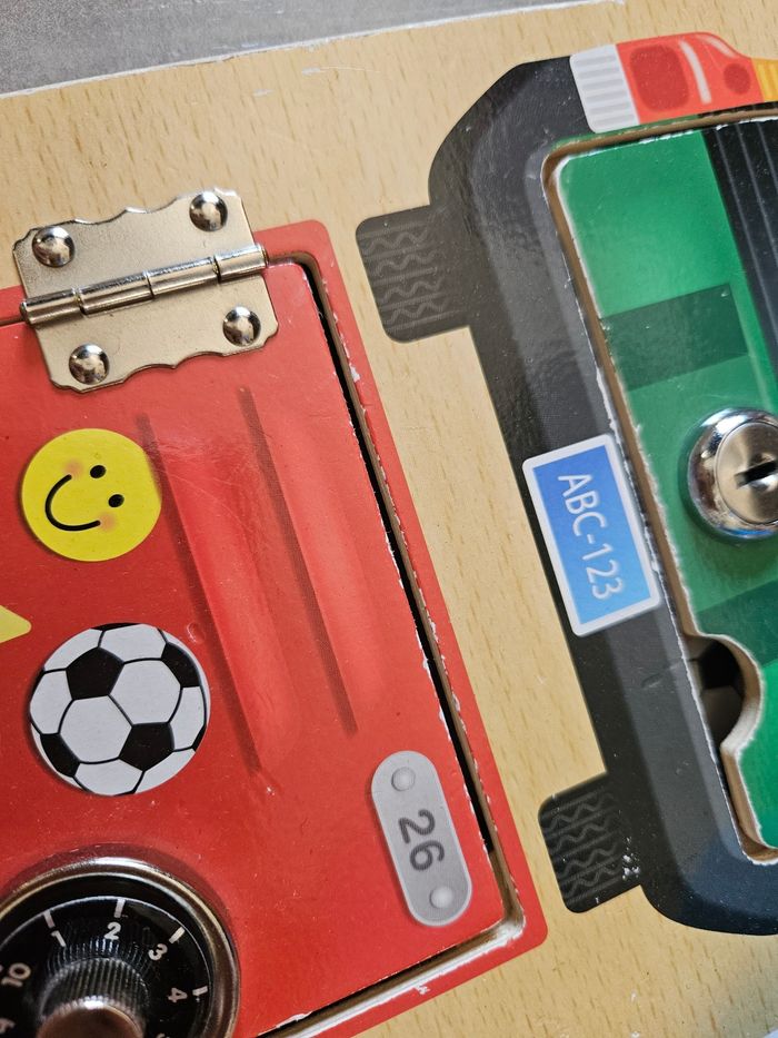 Planche d'activités montessori fermeture serrure - photo numéro 2