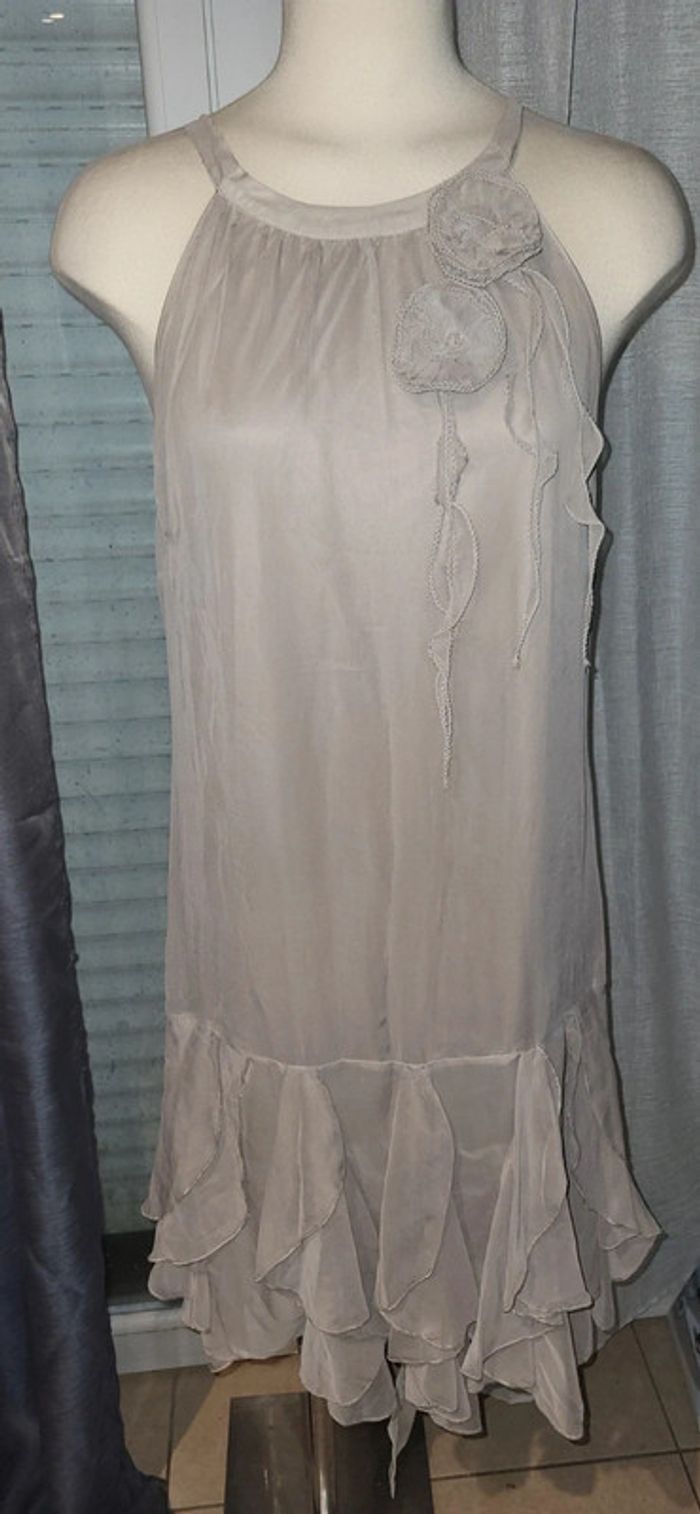 Robe grise en mousseline – Élégance fluide et détails raffinés 40