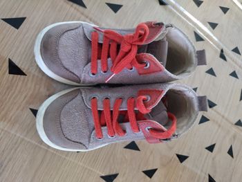 Paire de chaussures montantes, P27