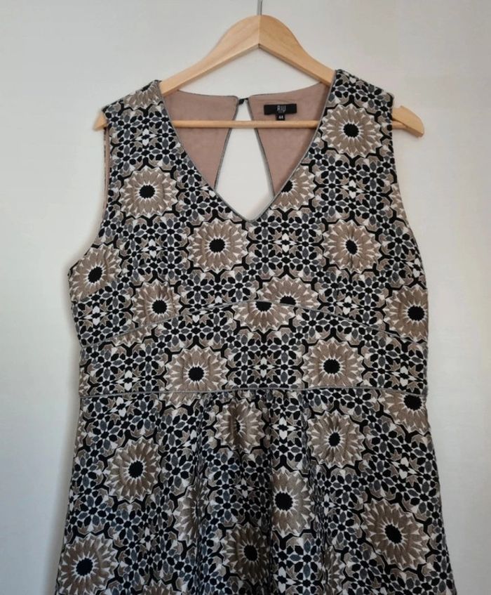 Robe trapèze sans manches à fleurs noir/ taupe/ blanc - photo numéro 2
