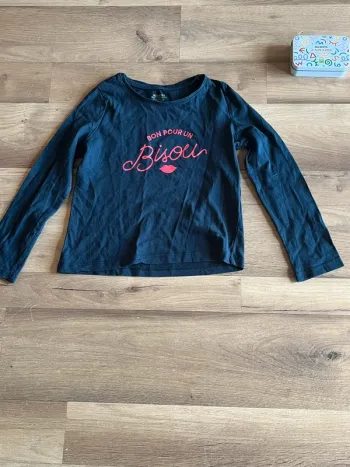 Je vend un haut manche longue fille taille 5 ans 108-113cm très bon état