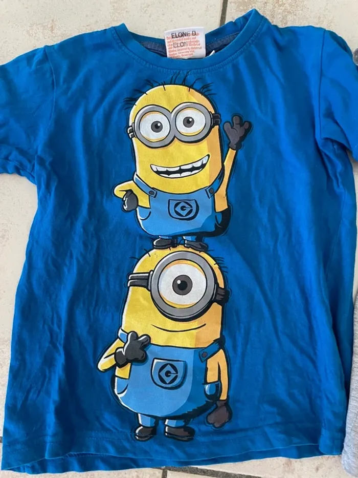 2 teeshirts Minions 5 et 6 ans manches courtes - photo numéro 2