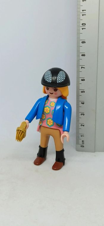 Femme cavalière avec longs cheveux blonds et brosse playmobil