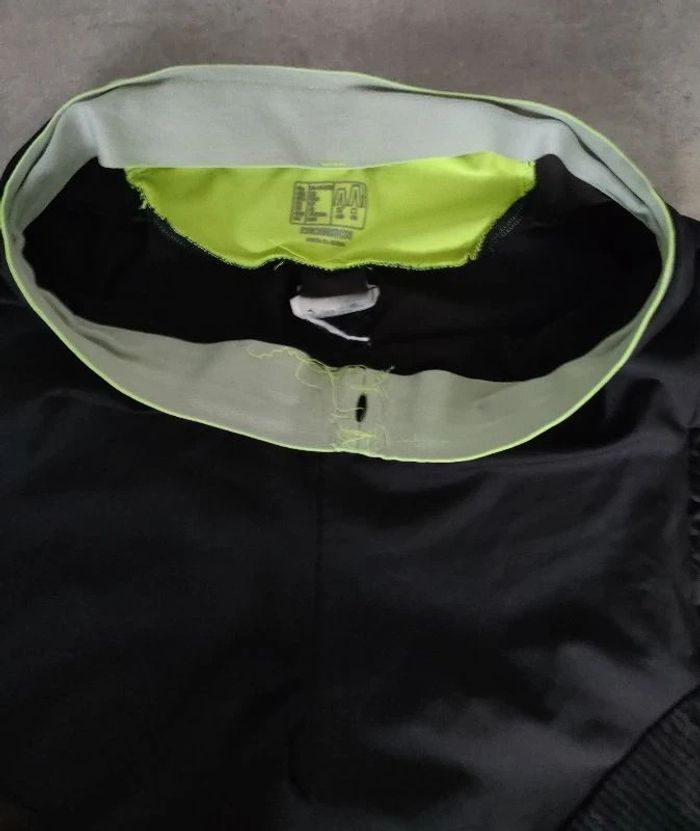 Leggings de sport Decathlon taille 34 noir et vert avec poche - photo numéro 6