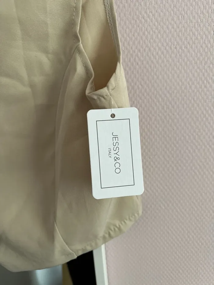 Top beige sans manche - neuf avec étiquette - photo numéro 3