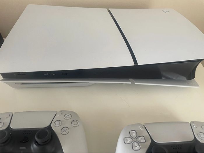 PlayStation 5 avec 2 manettes - photo numéro 4