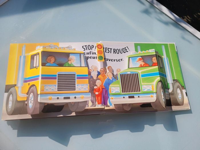 Superbe livre Pop-up Vrrroum! Mango jeunesse, À chaque page, un camion surgit! 62 - photo numéro 16