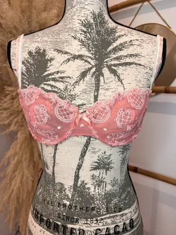 Soutien-gorge rose corbeille