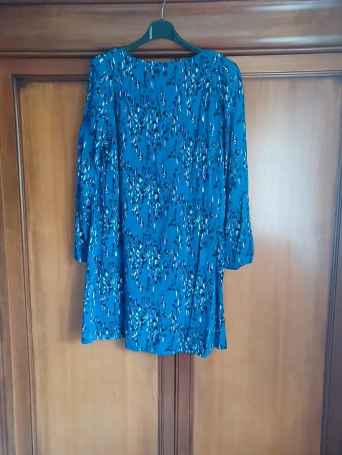 Robe imprimée sur fond bleu - photo numéro 2