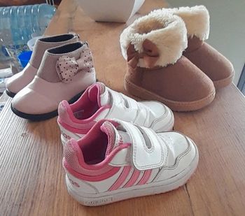 3 paires de chaussures fille.
