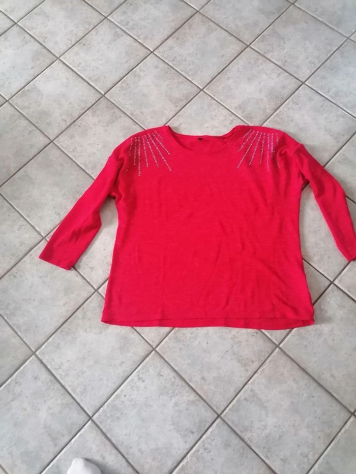 Pull rouge avec sequins taille 6