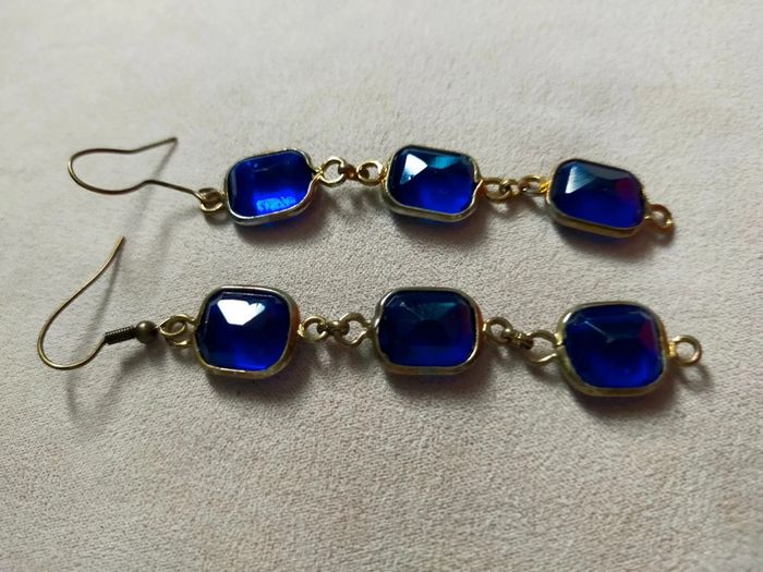 Boucles d’oreilles pendantes dorées & pierres effet verre bleu saphir – Chic intemporel - photo numéro 5