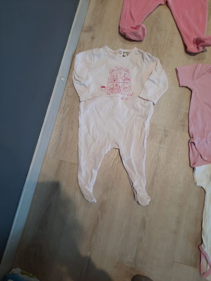 Lot 6 mois bodys et pyjama neuf et tbe - photo numéro 2