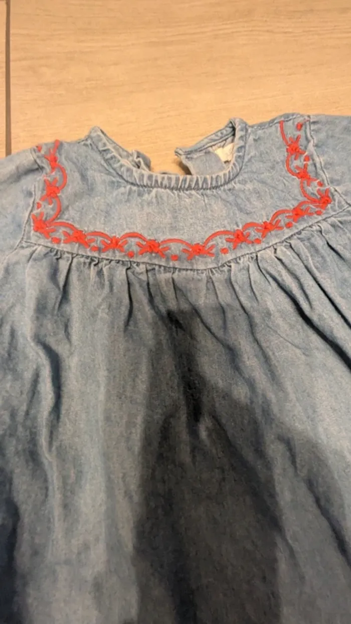 Robe en jean taille 9 mois - photo numéro 2