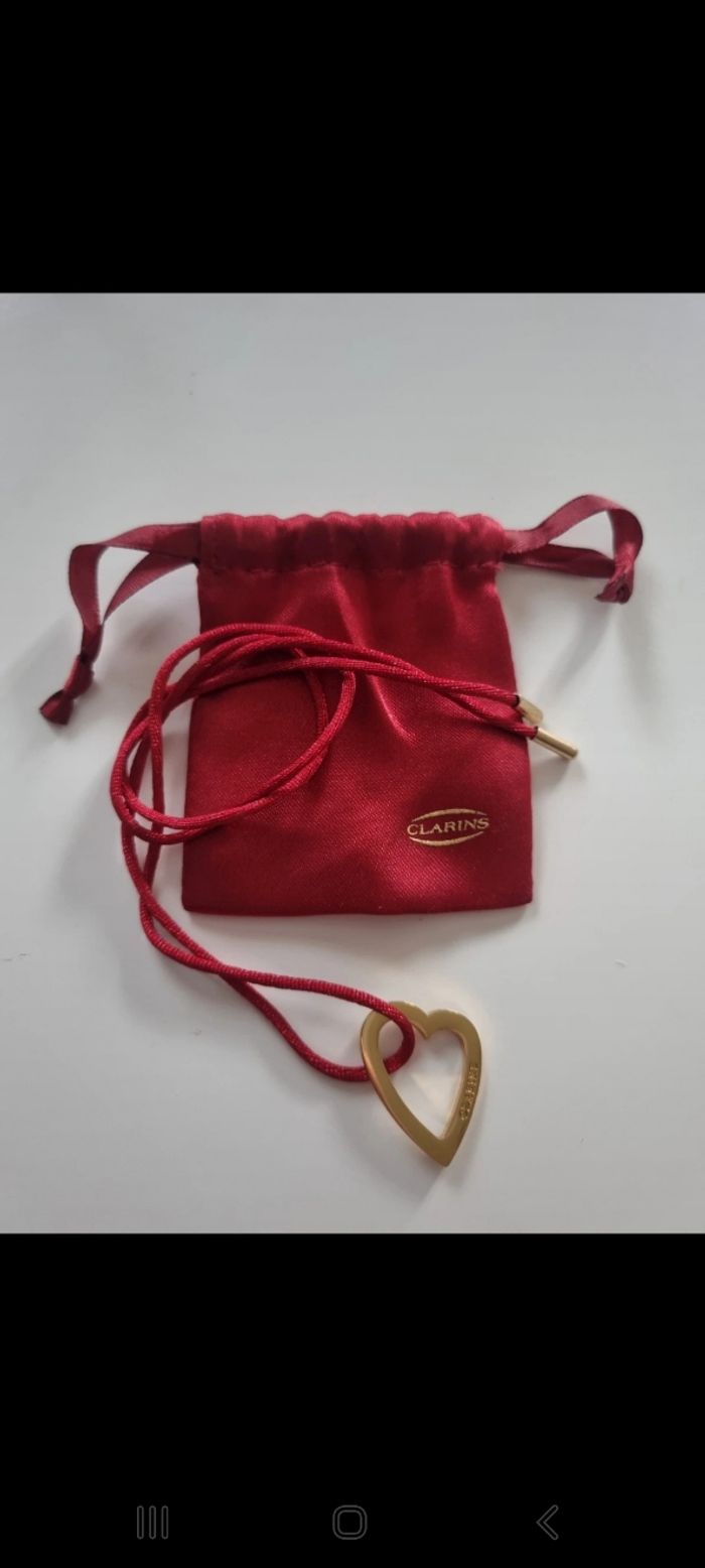 Collier cœur doré avec cordon satin rouge Clarins neuf - photo numéro 2