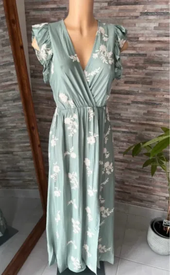 Robe longue vert sauge et broderies fleurs