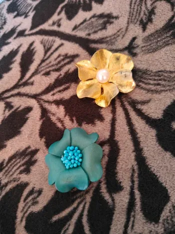 Lot de deux broches en forme de fleur