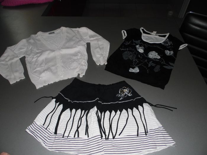 Ensemble 3 pièces Jupe, tee shirt MC, gilet Taille 6 ans