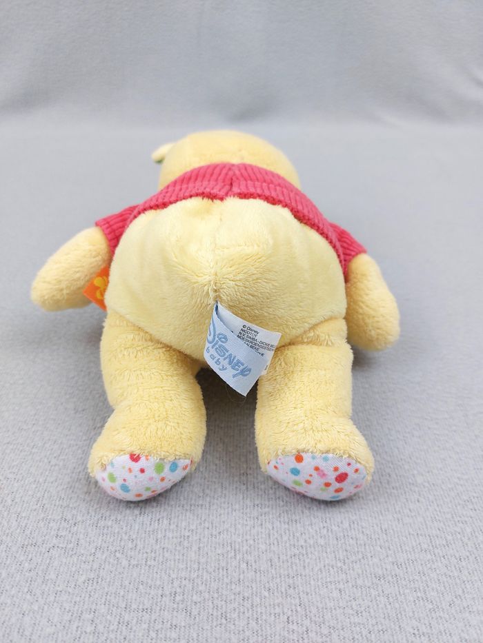 Peluche doudou Winnie l’ourson DISNEY BABY NICOTOY 24 cm pull rouge pooh abeille - photo numéro 3