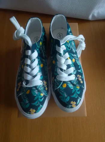 Chaussures Baskets à lacets neuves - Fille 33
