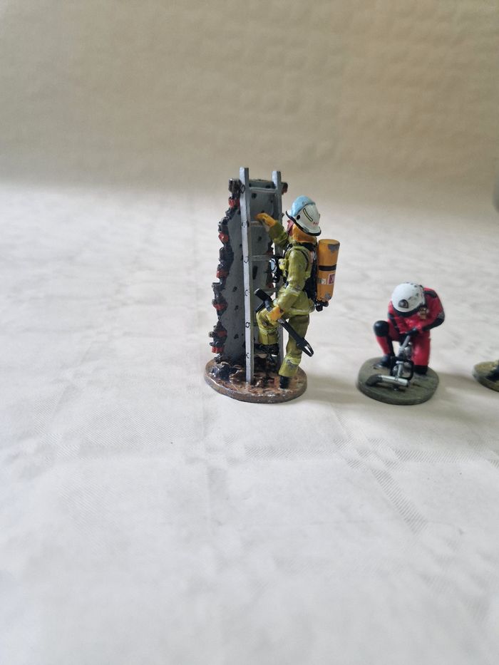 Lot de 7 figurine en plomb  , peinte à la main  , Del prado  , pompier , les héros du feu - photo numéro 2
