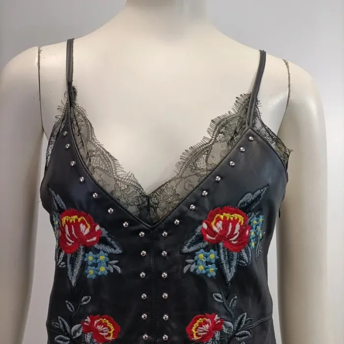 Robe Cuir Synthétique Mango Décolletée, Brodée rose rouge - dentelle clous métal - taille M A457 - photo numéro 6