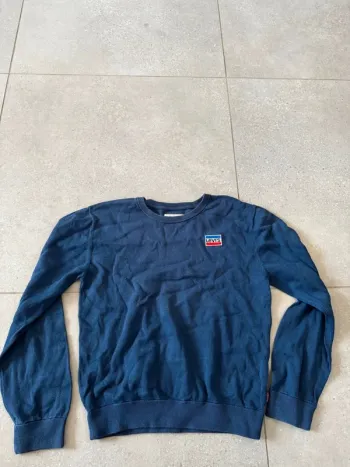 Pull Levi's bleu, 12 ans ,très bon état
