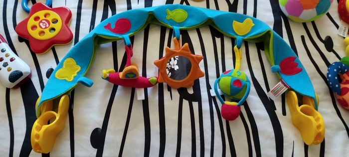 Lot de peluches, jouets et arche 1er âge - photo numéro 3