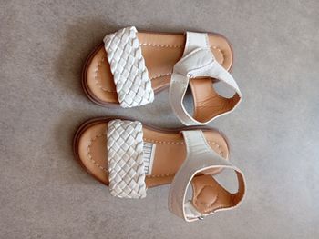 Sandalettes p.21 blanches neuves 