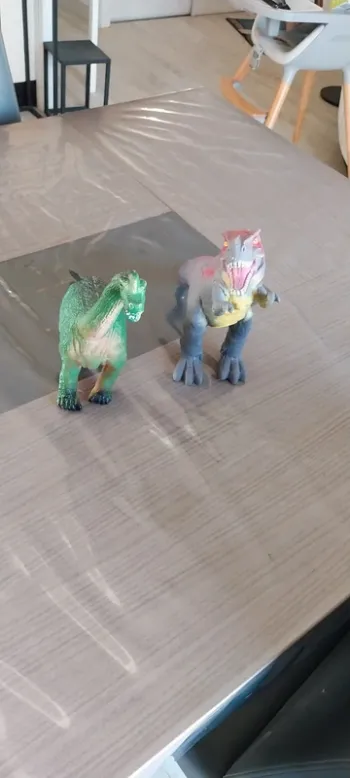 Lot de 2 dinosaures. Taille moyenne. Très bon état