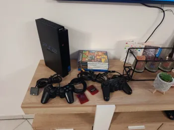 PlayStation 2 fat avec 2 manettes 2 cartes mémoire câbles et 5 jeux
