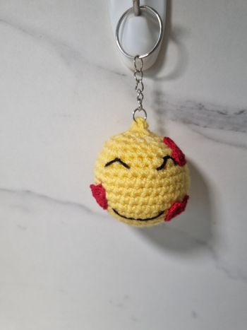 porte clés  emoji souriant 3 petit cœurs rouge, accessoire sac porte cles pièce unique 