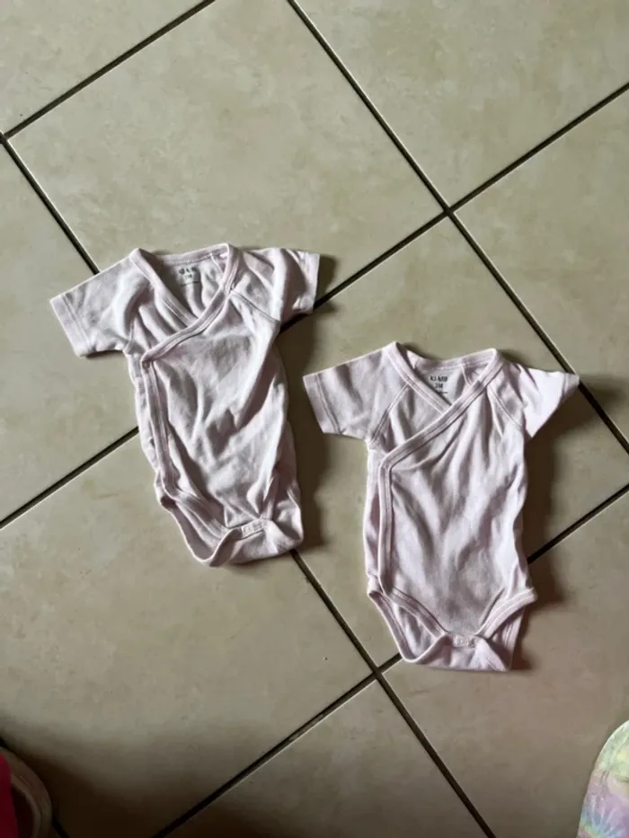 Lot de 2 bodies manches courtes