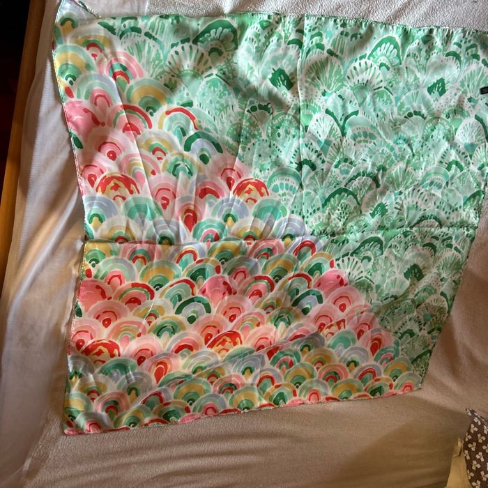 Foulard vert avec des motifs - photo numéro 3