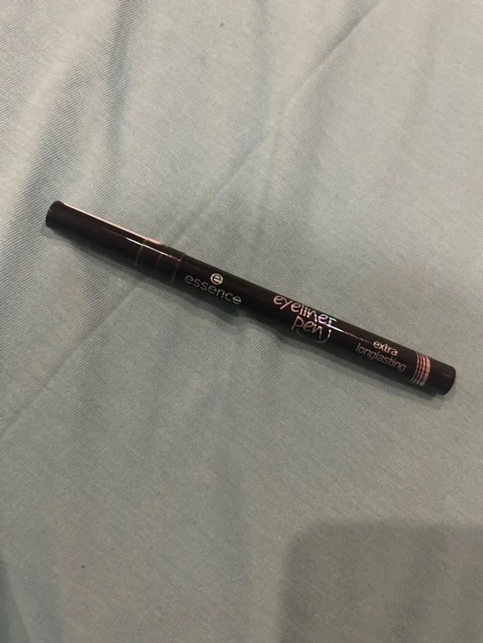 Eye liner noir essence