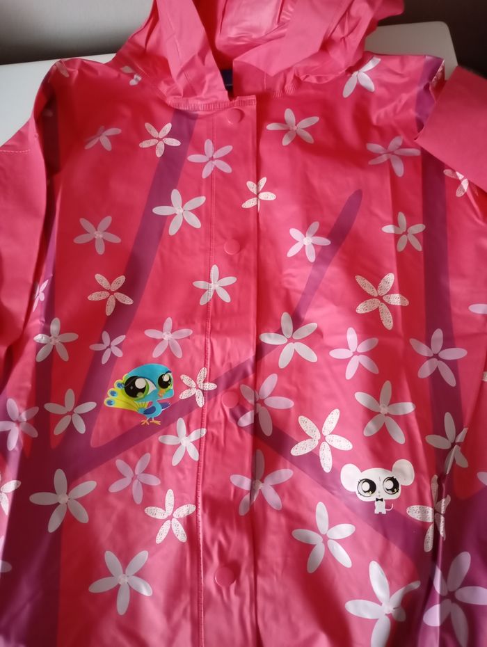 Imperméable ciré. 8!ans . Vinyl Rose et imprimé petshop. Très bon état - photo numéro 6