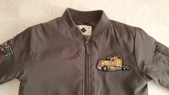 Veste / blouson gris avec écussons de véhicules taille 6-7 ans - photo numéro 3