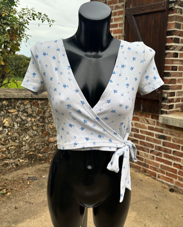 💙 Crop top cache-cœur fleuri bleu ciel – Jennyfer – Taille 36