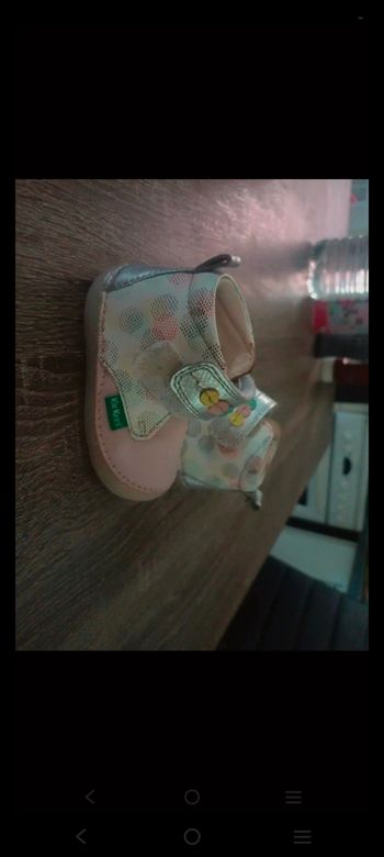 Chaussure neuve juste petit défaut