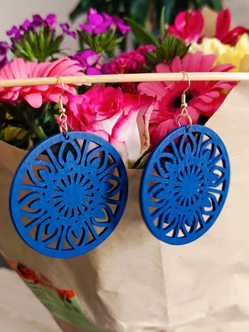 Boucles d'oreilles bois bleu électrique mandala