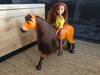 Spirit qui marche avec poupée Lucky