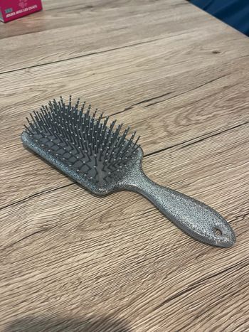 Brosse à cheveux argenté