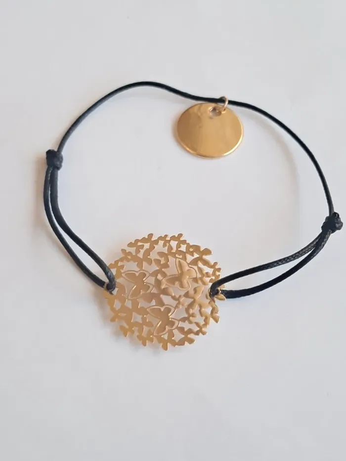 Bracelet ajustable avec charm ajouré aux papillons